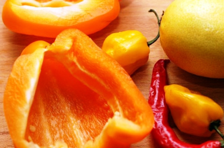 1. Этап. Острый соус для курицы: Перцы помойте, удалите семена и порежьте на куски.