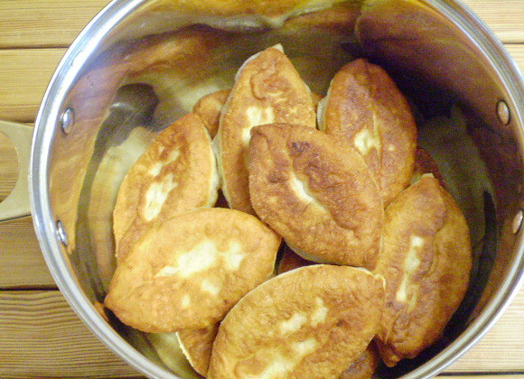 1. Этап. Пирожки постные с грибами: 15. Чуть остывшие пирожки можно сложить в кастрюлю. Хранить под крышкой. Подавать со сметаной. Приятного!