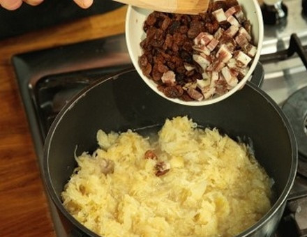 1. Этап. Суп с квашеной капустой: Добавьте нарезанный кубиками бекон и промытый изюм. Варите суп на медленном огне еще 1 час.