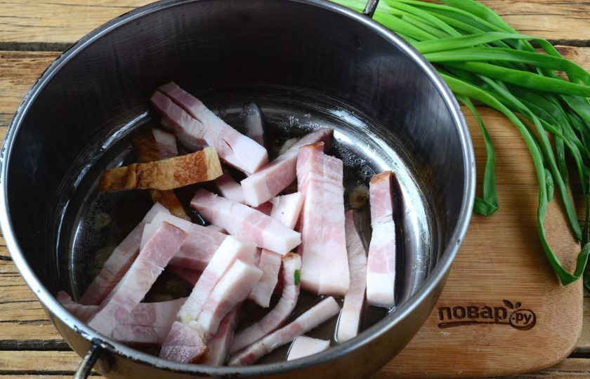 1. Этап. Кастилькая похлёбка: Как только чеснок начнет активно отдавать свой аромат (а это случится буквально через 2 минуты), отправьте в кастрюлю копчености.