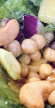 1. Этап. Салат с нутом и манго: Щедро посыпать кинзой, шпинатом и орехами кешью. Можно подавать.