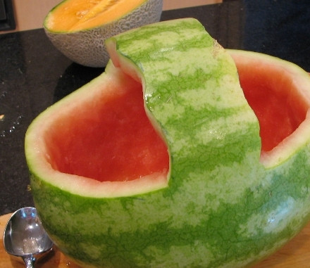 1. Этап. Фруктовая корзинка из арбуза: Вот такая чистая фруктовая корзинка из арбуза должна получится.