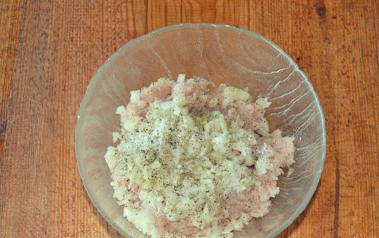 1. Этап. Люля-кебаб из курицы на мангале: Добавьте соль и перец по вкусу.