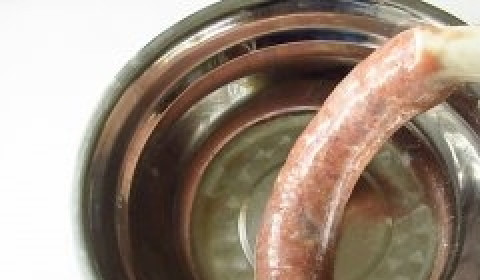 1. Этап. Купаты из кальмаров: 4. Набиваем очищенные кишки приготовленной начинкой вручную или с помощью специальной насадки для набивки колбасы, закрепленной на мясорубке. Полученные купаты с двух сторон завязываем шпагатом или ниткой. Имеющиеся пузырьки воздуха обязательно нужно проткнуть зубочисткой во избежание деформирования при жарке или варке.