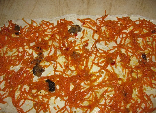 1. Этап. Лаваш с корейской морковкой и сыром: 2. Выложите морковь по-корейски. При желании это может быть морковка с добавками, как в данном случае, с баклажанами. Еще очень вкусно будет с грибочками или морепродуктами, например.