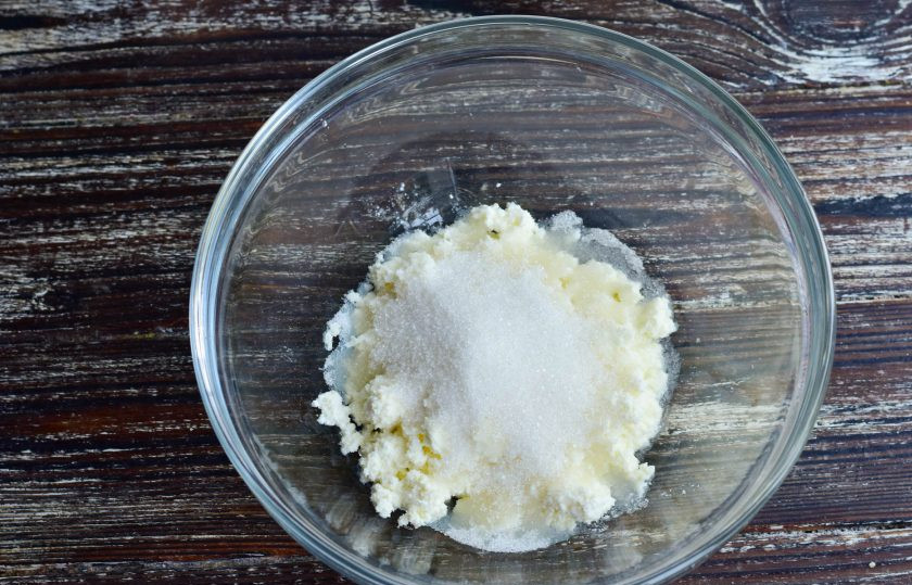 1. Этап. Ленивые вареники без муки: Всыпьте к нему сахар.