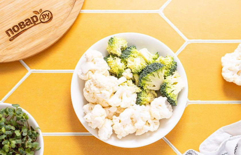 1. Этап. Детский супчик от 1 года: Брокколи и цветную капусту разделите на небольшие соцветия. Тщательно промойте, можно замочить в прохладной воде на 10 минут.