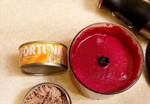 1. Этап. Новогодние шары из тунца и овощей: Сложить картофель и свеклу в чашу блендера, добавить майонез, соль, перец по вкусу и измельчить. Тем временем желатин замочить в воде (примерно 3-4 ст л) до набухания и затем добавить к овощной массе, перемешать. С тунца слейте лишнюю жидкость и слегка разомните вилкой прямо в банке.