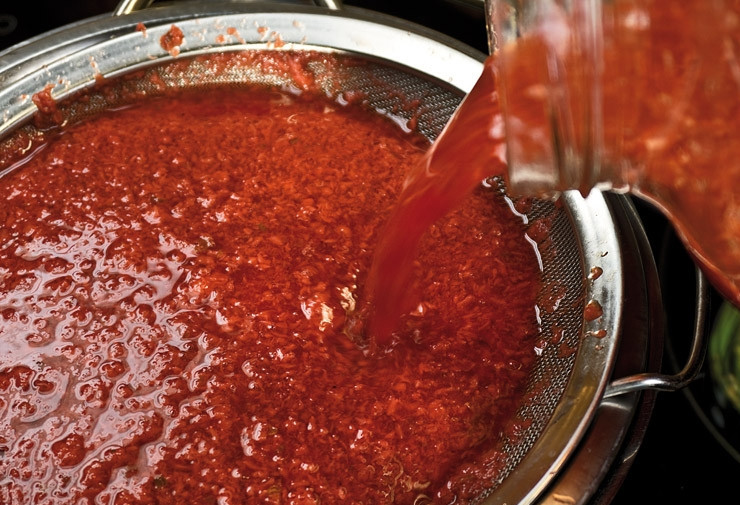 1. Этап. Вино из клубники: 3. Через 5-7 дней должны появиться признаки брожения (пена на поверхности, шипение, запах браги). Теперь слейте сок, отделяя его от осадка. Оставшийся осадок процедите через густое сито или марлю.