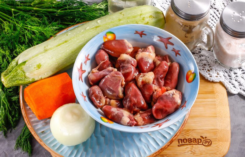 1. Этап. Теплый салат с куриными сердечками: Подготовьте указанные ингредиенты.