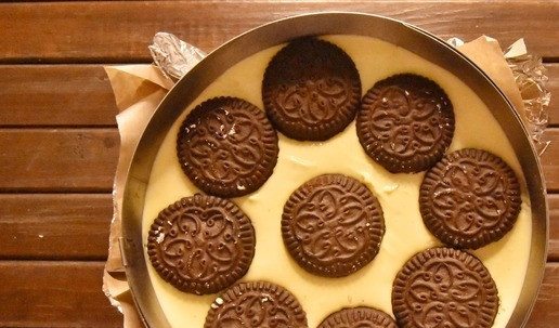 1. Этап. Чизкейк с шоколадным печеньем: Оставшиеся половинки печенья распределяю сверху творожно- сырного крема. Выпекаю чизкейк в духовке, разогретой до 170 градусов 50 минут. Остужаю в форме и даю чизкейку выстояться и стабилизироваться ночь в холодильнике, после чесле чего извлекаю из формы.