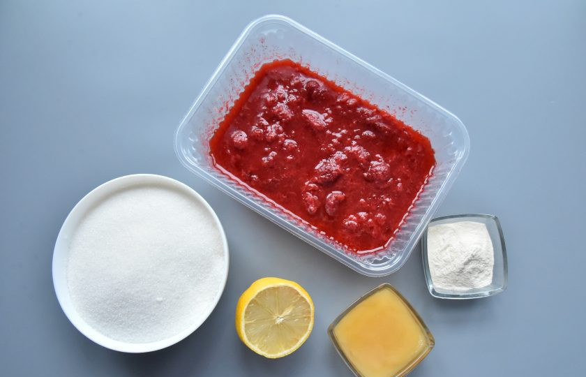 1. Этап. Конфеты из замороженной клубники: Приготовьте продукты для приготовления домашнего мармелада. Мед можно заменить глюкозой. Количество сахара регулируйте по своему вкусу. Очень удобно использовать пюре из летних ягод расфасованное в контейнеры и замороженное.