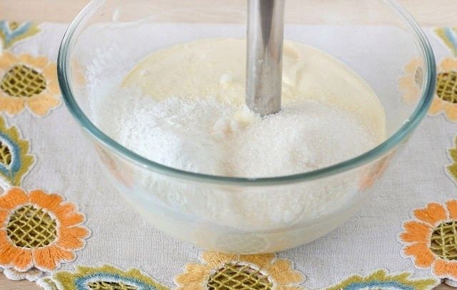 1. Этап. Пирог из мягкого творога: Добавьте ванилин и сахар, продолжая взбивать.