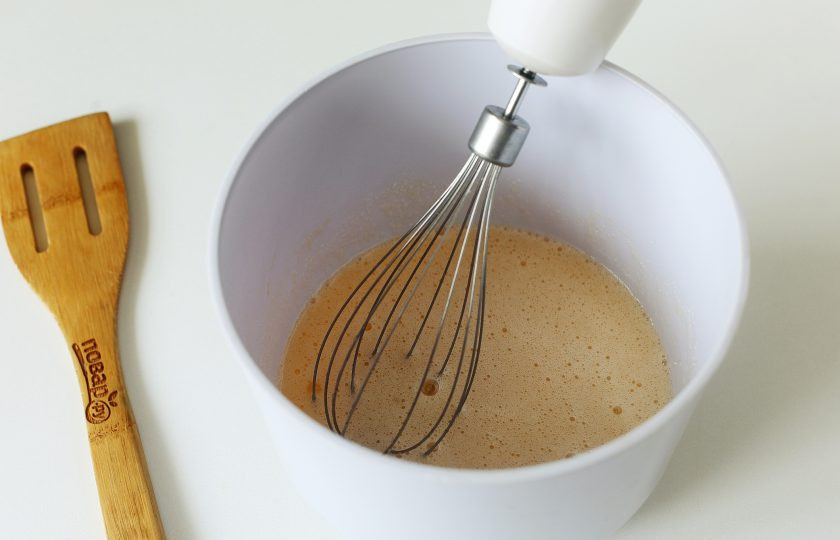 1. Этап. Шоколадный манник на сметане: Взбейте яйца с сахаром.