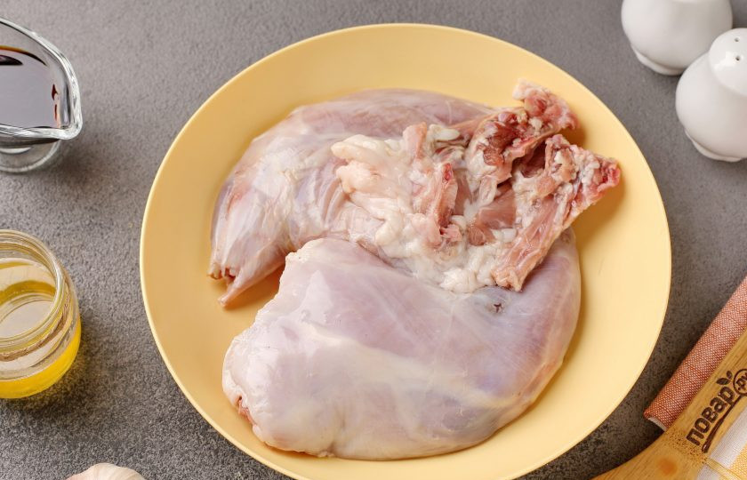 1. Этап. Кролик в соевом соусе с мёдом: Кролика промойте, обсушите и нарежьте порционными кусочками, если у вас целая тушка.