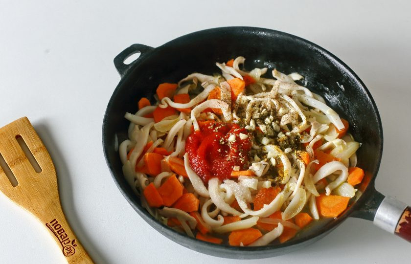 1. Этап. Паста с кальмарами в томатном соусе: Затем добавьте томатную пасту, измельченный ножом чеснок, соль, сахар и любые любимые специи. Готовьте еще 2 минуты.