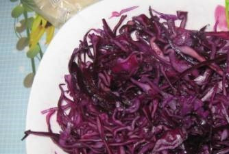 1. Этап. Шаурма в лаваше: Капусту нашинкуйте и заправьте уксусом или лимонным соком с растительным маслом.