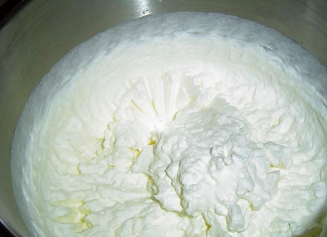 1. Этап. Сливочный тарт с карамелью: Сливки взбиваем до устойчивых пиков.