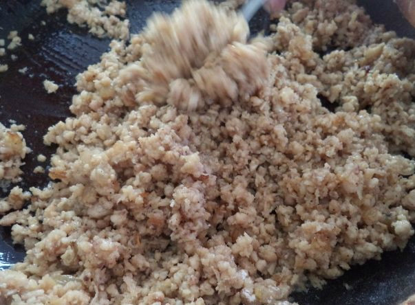 1. Этап. Картофельно-куриные котлеты: Отвариваем куриное филе. На мясорубке перемалываем до состояния фарша. Нарезаем репчатый лук. Обжариваем на сковородке с добавлением растительного масла. Выкладываем лук в миску с фаршем и перемешиваем. Солим, перчим.