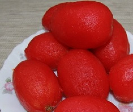 1. Этап. Лечо из кабачков на зиму: Помидоры ошпарьте и снимите с них шкурку. Далее пропустите через мясорубку или блендер.