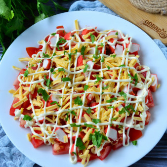 Салат с помидорами, крабовыми палочками, сыром и чесноком