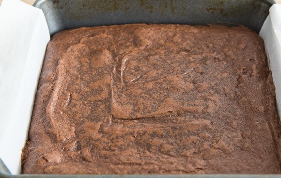 1. Этап. Шоколадно-кокосовое брауни: 6. Выпекайте пирожное 25 минут при 180 градусах в духовке.