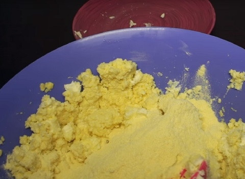 1. Этап. Сырники с адыгейским сыром: И в получившуюся массу понемногу вводим оставшуюся муку.