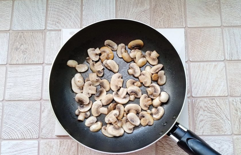 1. Этап. Слоёный салат с ананасами, курицей и жареными грибами: Обжаривайте на среднем огне помешивая, пока грибы не подрумянятся.