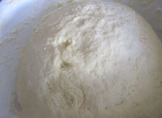 1. Этап. Пончики с вишней: Молоко нагреваем и соединяем со столовой ложечкой муки и ст.ложкой сахара. Высыпаем дрожжи, оставляем массу бродить на 15 минут. Взбиваем в блендере или при помощи миксера протертый через сито творог, куриные яйца, сахарный песок и растопленное масло. Соединяем вместе дрожжевую и творожную смеси. Тесто вымешиваем и убираем на часик в хлопчатое полотенце.