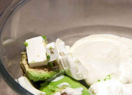 1. Этап. Крем из авокадо: Также к фете и авокадо добавить майонез или сметану, капельку табаско и вустерширский соус.