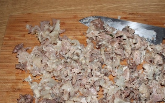 1. Этап. Холодец: Отделяем мясо от костей и мелко нарезаем.