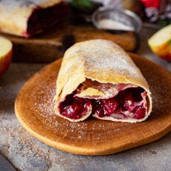 Штрудель с яблоками и вишней