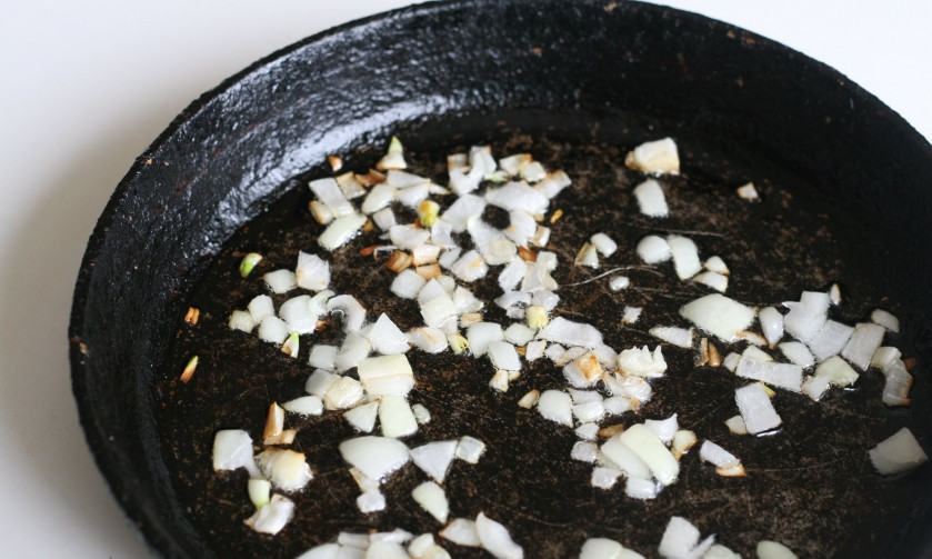 1. Этап. Свекла, тушенная в сметане: 1. Обжарим на растительном масле лук до золотистого цвета.