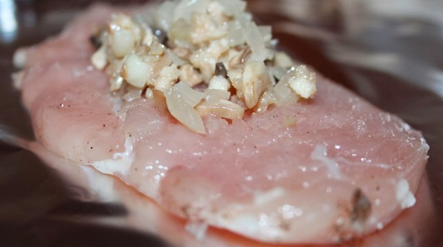 1. Этап. Курица диетическая с грибами: Выкладываем начинку, сворачиваем либо рулетиком, либо как узелок скрепляем нитками или зубочистками. Заворачиваем в фольгу.