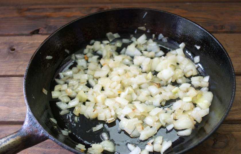 1. Этап. Запеканка мясная с овощами: На растительное масло обжариваем лук до прозрачности.