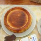 Пирог с пекинской капустой Варим рис как указано на упаковке. Нам понадобится 1 пакетик в пирог. Параллельно ставим варить яйца вкрутую для начинки. Делаем тесто. Я взяла 400 мл козьего, кислого молока, погасила в нём соду. Добавила яйца, соль, сахар и масло. Хорошо всё соединила. Вмешала муку частями. Тесто как густая сметана. Порезала лук полукольцами, пекинскую капусту тонко нашинковала. Лук позолотила в сотейнике в масле и выложила капусту, посолила по вкусу. Сделала до готовности минут 10. Сняла капусту с огня и добавила к ней рис отваренный и мелко порезанные яйца вкрутую. Перемешала. начинка готова. Включила духовку разогреть до т-180 с. Взяла форму силиконовую и выложила половину теста. На тесто выложила и распределила начинку. Выложила вторую часть теста и поставила в духовку разогретую на 40 минут. Через 20 минут накрыла пирог фольгой. Ориентируйтесь по своей духовке. Ещё минут через 20 проверила пирог зубочисткой и вытянула из духовки. Готов. Перевернула на тарелку. Пирог можно есть и горячим и остывшим. Всяк хорОш!