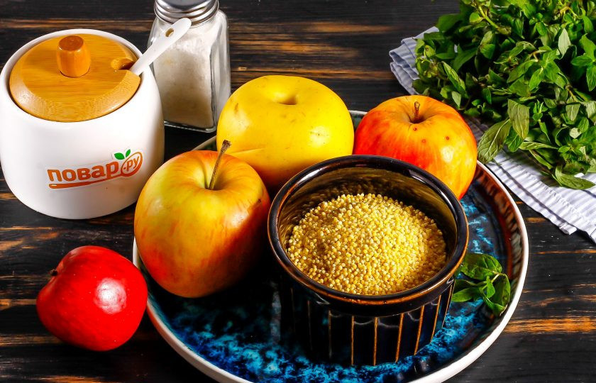 1. Этап. Янтарная каша из пшена с яблоками: Подготовьте указанные ингредиенты. Яблоки можно использовать любого сорта.