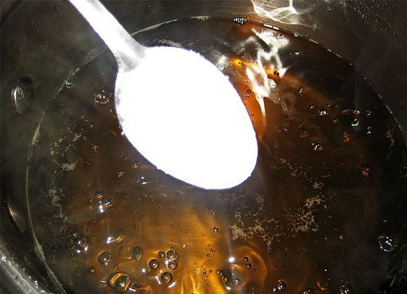 1. Этап. Варенье из одуванчиков для детей: 5. После этого добавьте лимонную кислоту, перемешайте. Варите еще несколько минут. Когда вы всыпите лимонную кислоту, сироп сразу начнет сильно бурлить, не пугайтесь, он быстро успокоится.