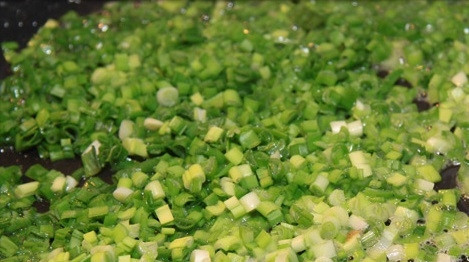 1. Этап. Слойки с яйцом и луком: 3. Выложите лук на сковороду с растопленным сливочным маслом и обжарьте его пару минут, помешивая.