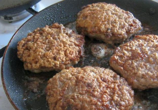 1. Этап. Бифштекс рубленый из говядины: Затем переверните и обжарьте другую сторону. Поджарьте к рубленому бифштексу глазунью и подавайте на стол.