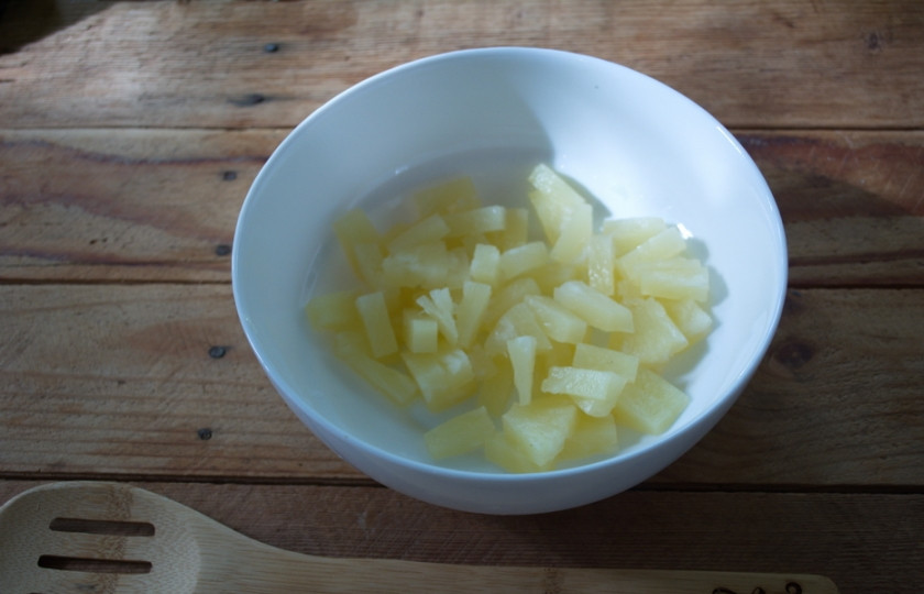 1. Этап. Салат Озорной цыпленок: Ананасы нужно нарезать небольшими кусочками.