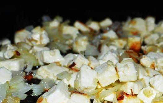 1. Этап. Гороховая каша с луком: Обжарьте их на сковороде до 