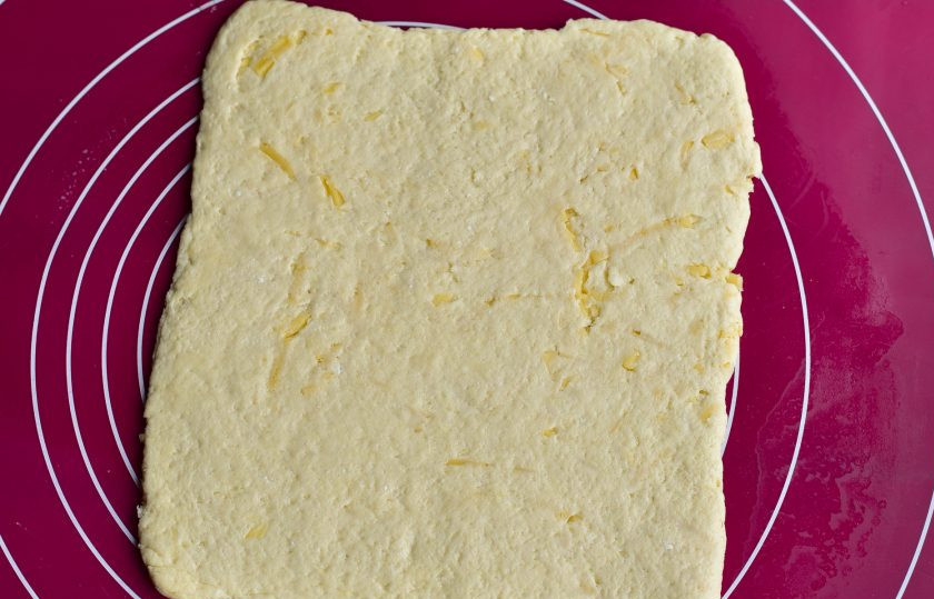 1. Этап. Творожно-сырные палочки: Снова раскатайте тесто в пласт. Повторите действия еще раз.