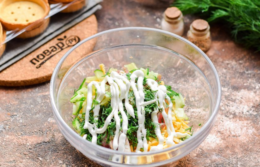 1. Этап. Тарталетки с беконом и сыром: Добавьте майонез, соль и перец по вкусу.