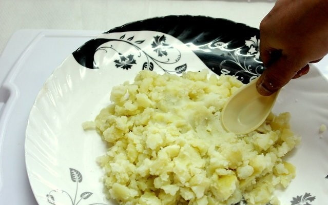 1. Этап. Оригинальная закуска из картофеля: 1. Отварите 2-3 картофелины и разомните в пюре.