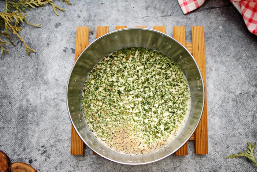 1. Этап. Лазанья Карбонара: Сыр натрите на средней терке. От общего количества тертого сыра отложите две столовые ложки. В миске смешайте молоко, сливки, яйца и крахмал до однородности. Все посолите, поперчите, добавьте тимьян и перемешайте.