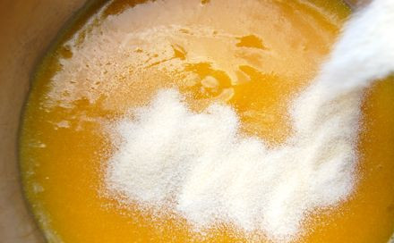 1. Этап. Мусс из персиков: 5. В небольшой сотейник или кастрюльку отложить примерно треть пюре и всыпать в него желатин.