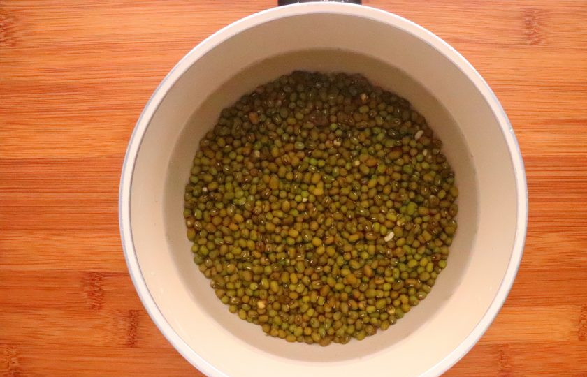 1. Этап. Салат с пророщенным машем: Маш тщательно промойте в холодной воде. Затем залейте большим объемом свежей воды и оставьте на ночь.