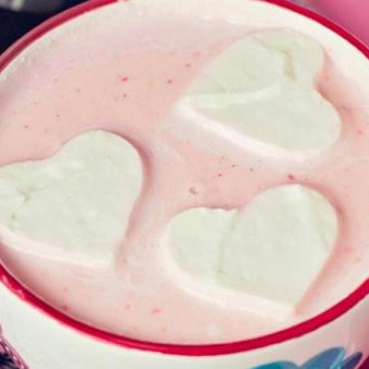 Горячий белый шоколад с клубникой и сливочными сердечками
