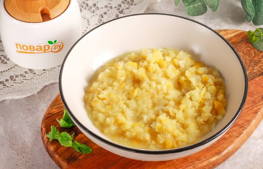 1. Этап. Протертый лимон с сахаром через мясорубку: Пропустите всю лимонную нарезку через мясорубку, установив насадку с крупными или мелкими отверстиями (по желанию).